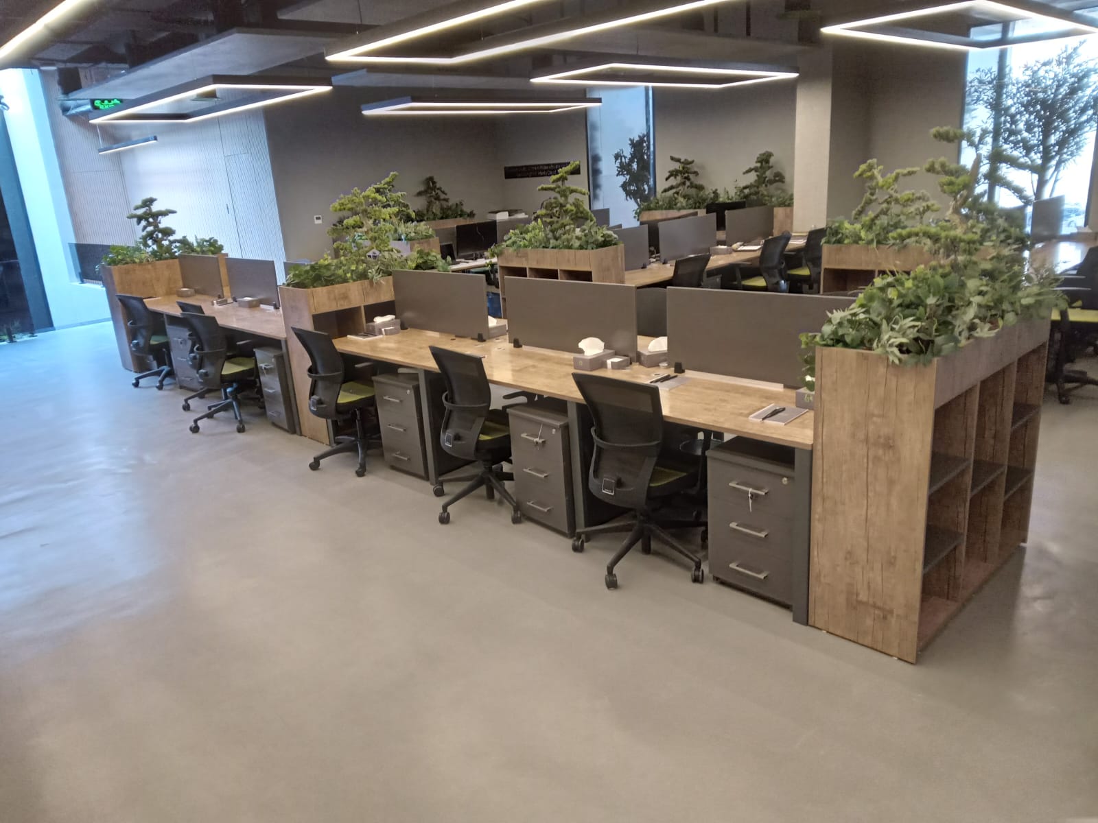 دليل شراء: محطات عمل حديثة بفواصل نباتية وتصميم مخصص للمساحات المفتوحة | فن المكاتب